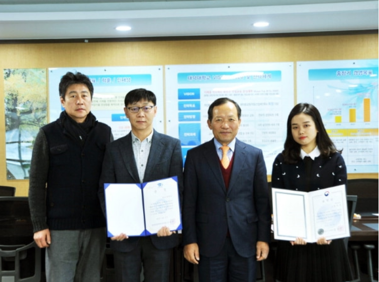 Sinh viên nhận học bổng của trường