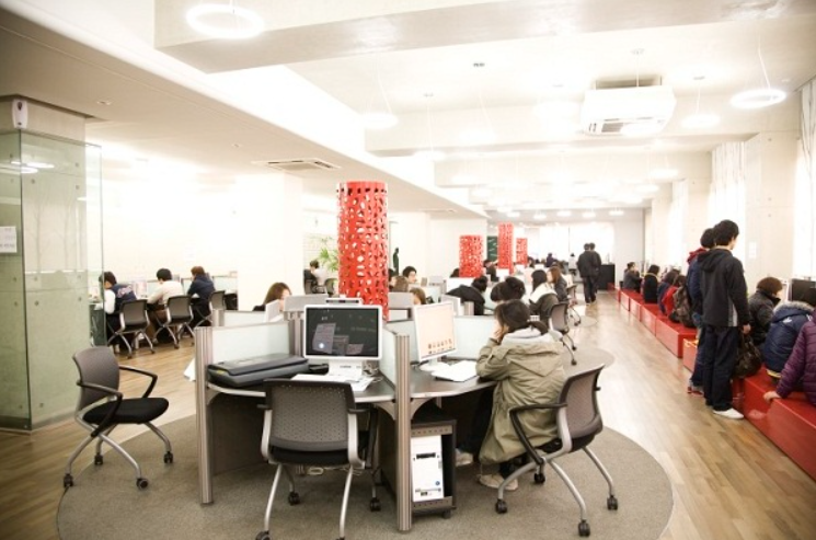 Thư viện trường tích hợp nhiều tiện ích cho việc học tập và giải trí của sinh viên