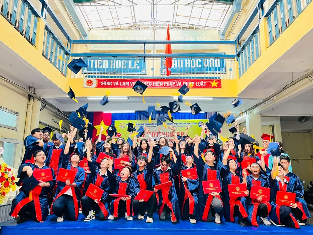 hoc-sinh-2k8-tot-nghiep-thpt-du-hoc-han-quoc